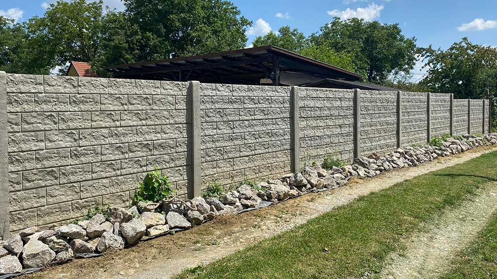 Zárt betonkerítés: A maximális védelem titka