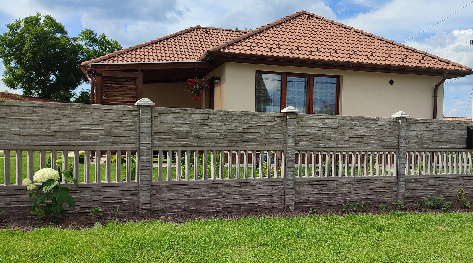 Az átlátható nyitott betonkerítés: harmónia a biztonság és az esztétika között